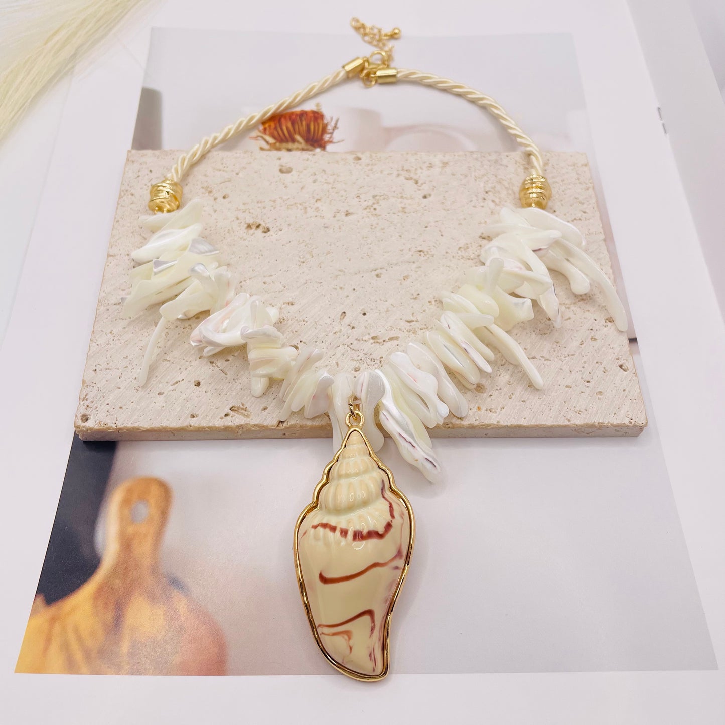 JI JOYA VENTA AL POR MAYOR,¡Los collares y pulseras irregulares hechos de conchas están de moda y son elegantes!