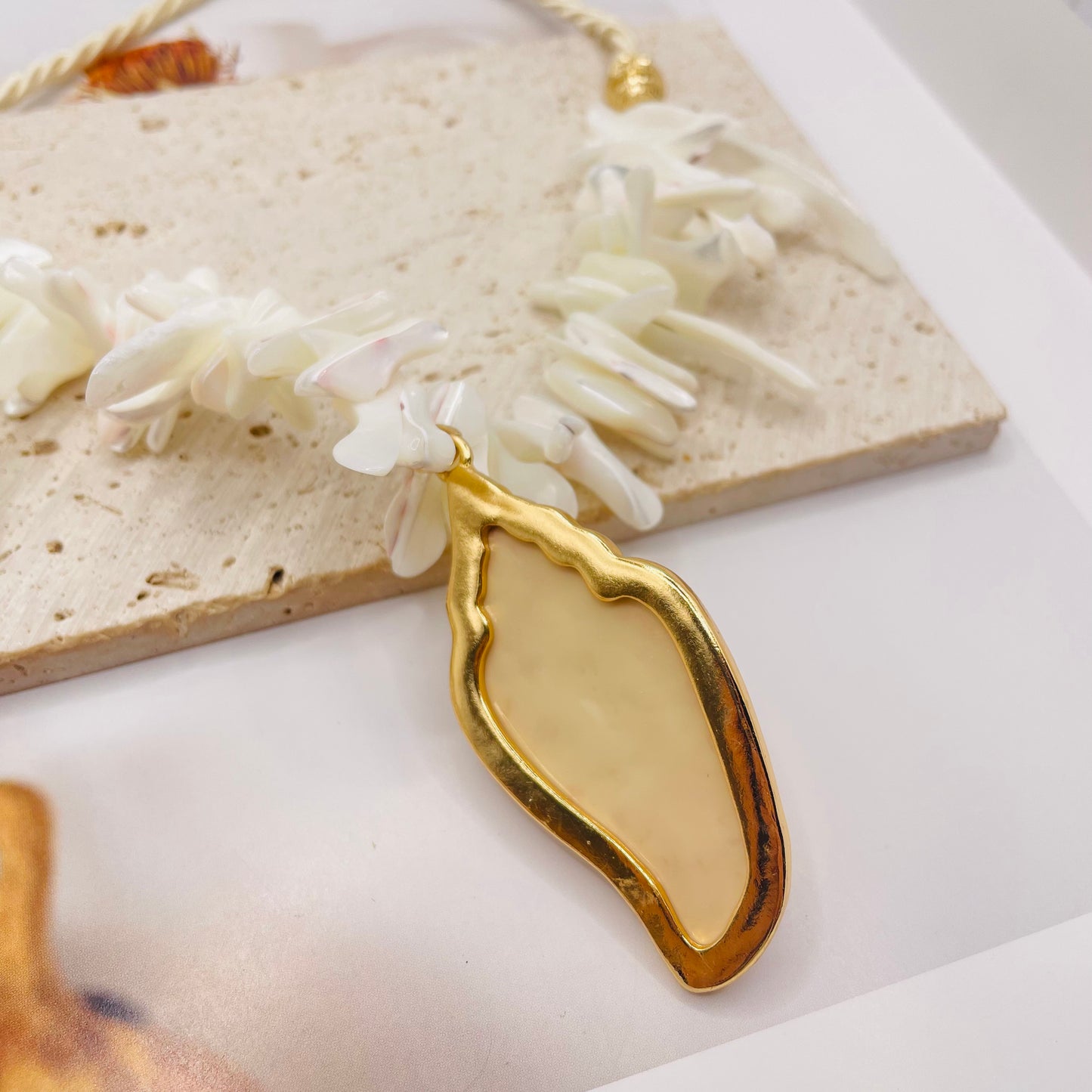 JI JOYA VENTA AL POR MAYOR,¡Los collares y pulseras irregulares hechos de conchas están de moda y son elegantes!