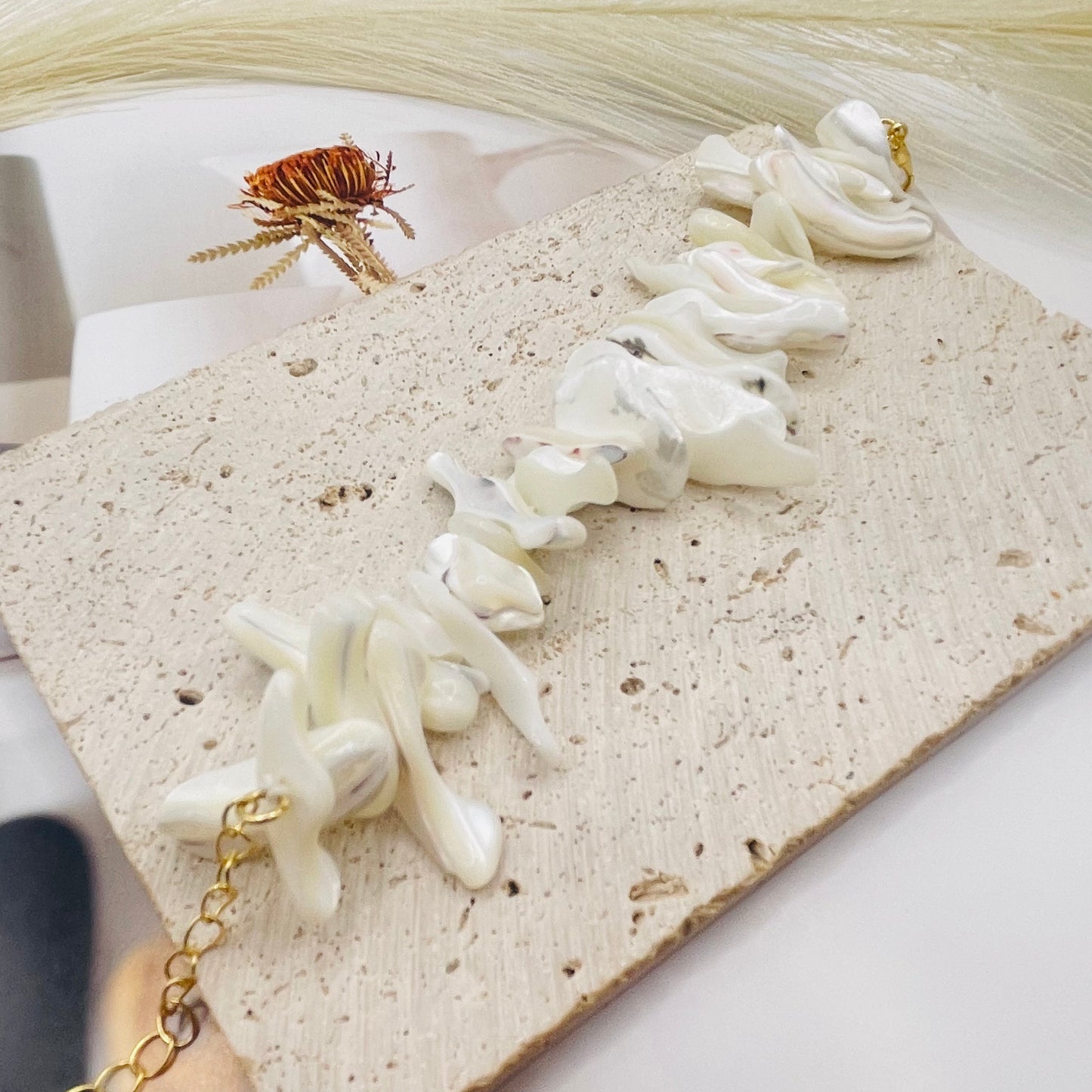 JI JOYA VENTA AL POR MAYOR,¡Los collares y pulseras irregulares hechos de conchas están de moda y son elegantes!