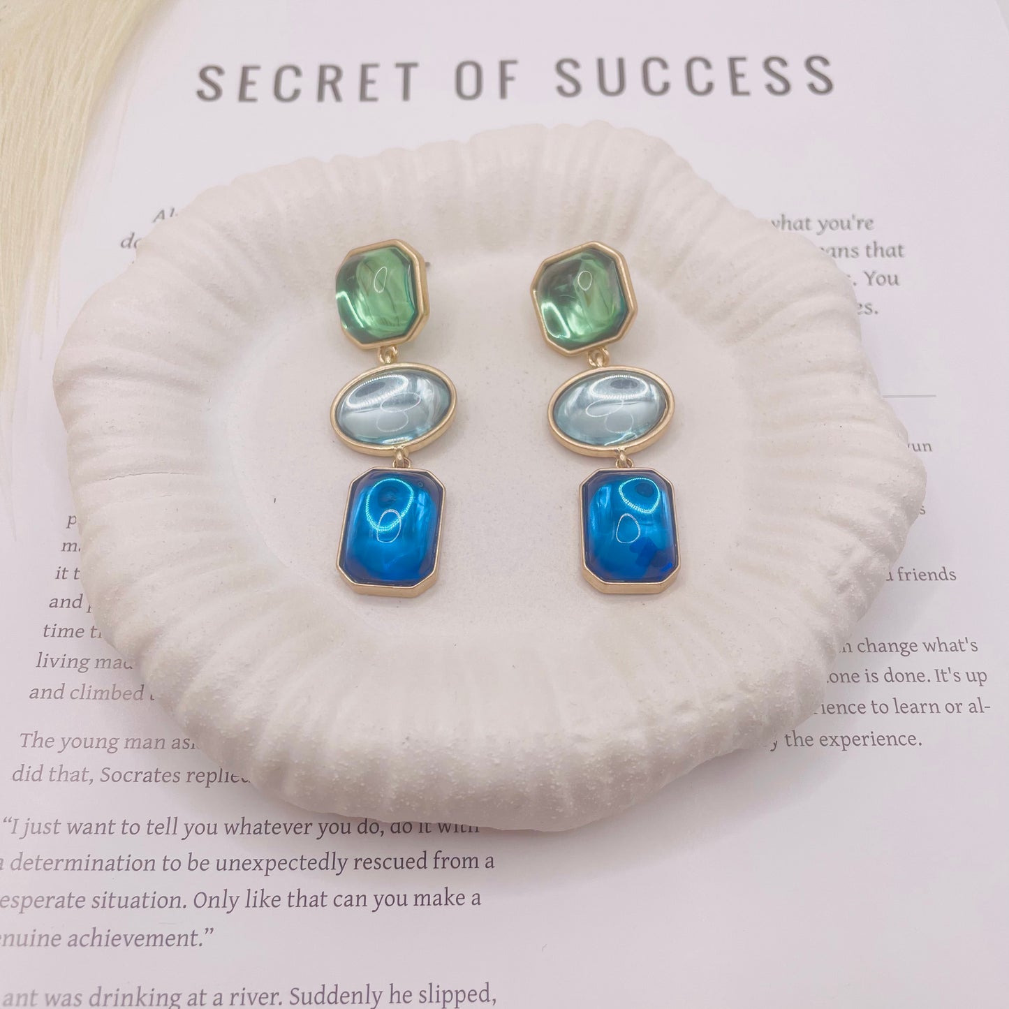 JI JOYA VENTA AL POR MAYOR,Las gotas de agua transparentes crean una atmósfera festiva elegante.