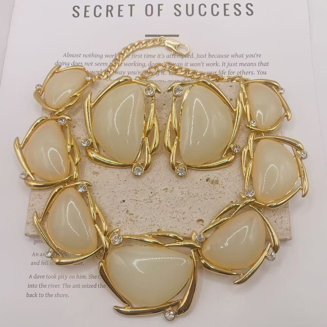 JI JOYA VENTA AL POR MAYOR,Un conjunto digno y elegante, adecuado para festivales y bodas.