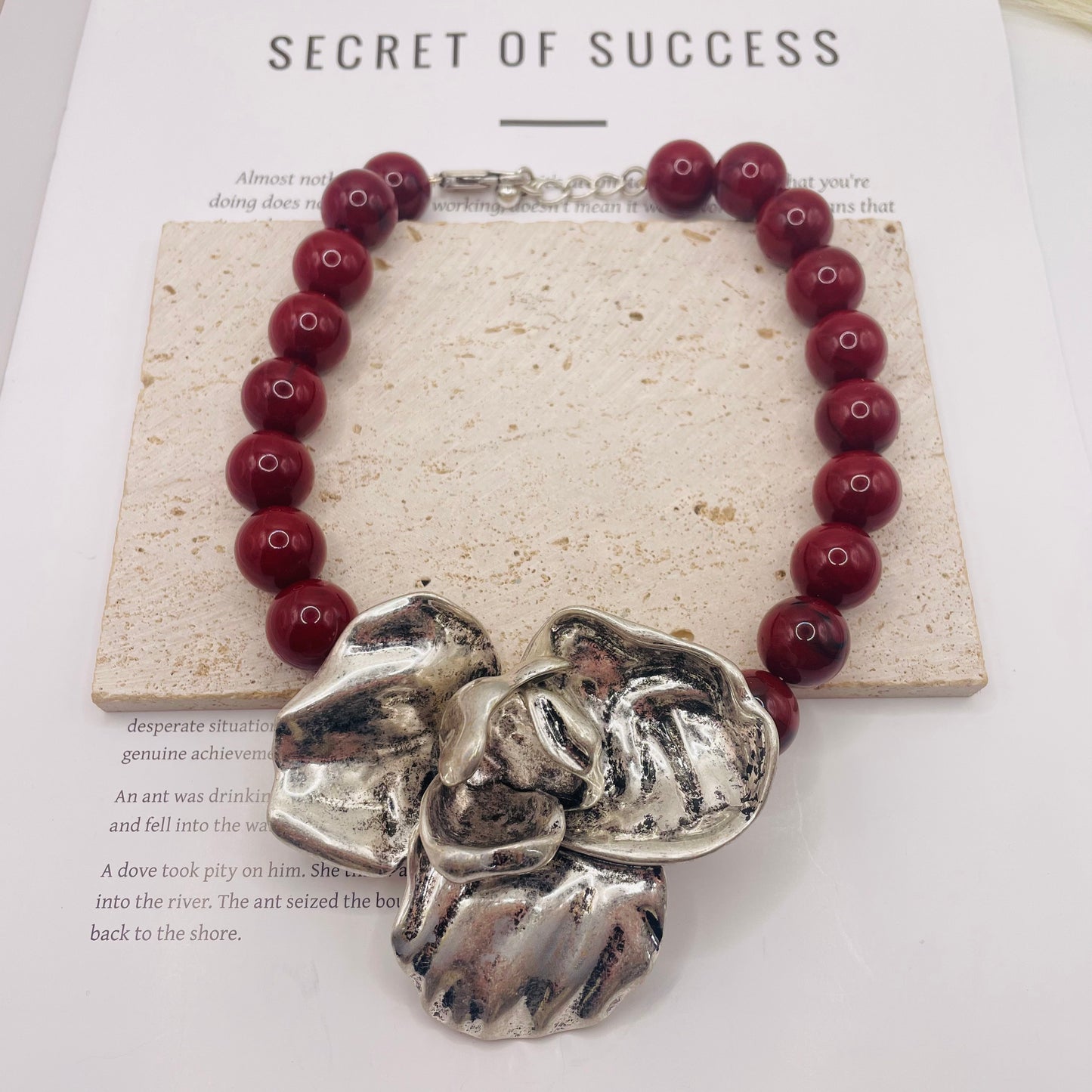 JI JOYA VENTA AL POR MAYOR,¡Grandes flores de moda combinadas con un collar de columna redonda!