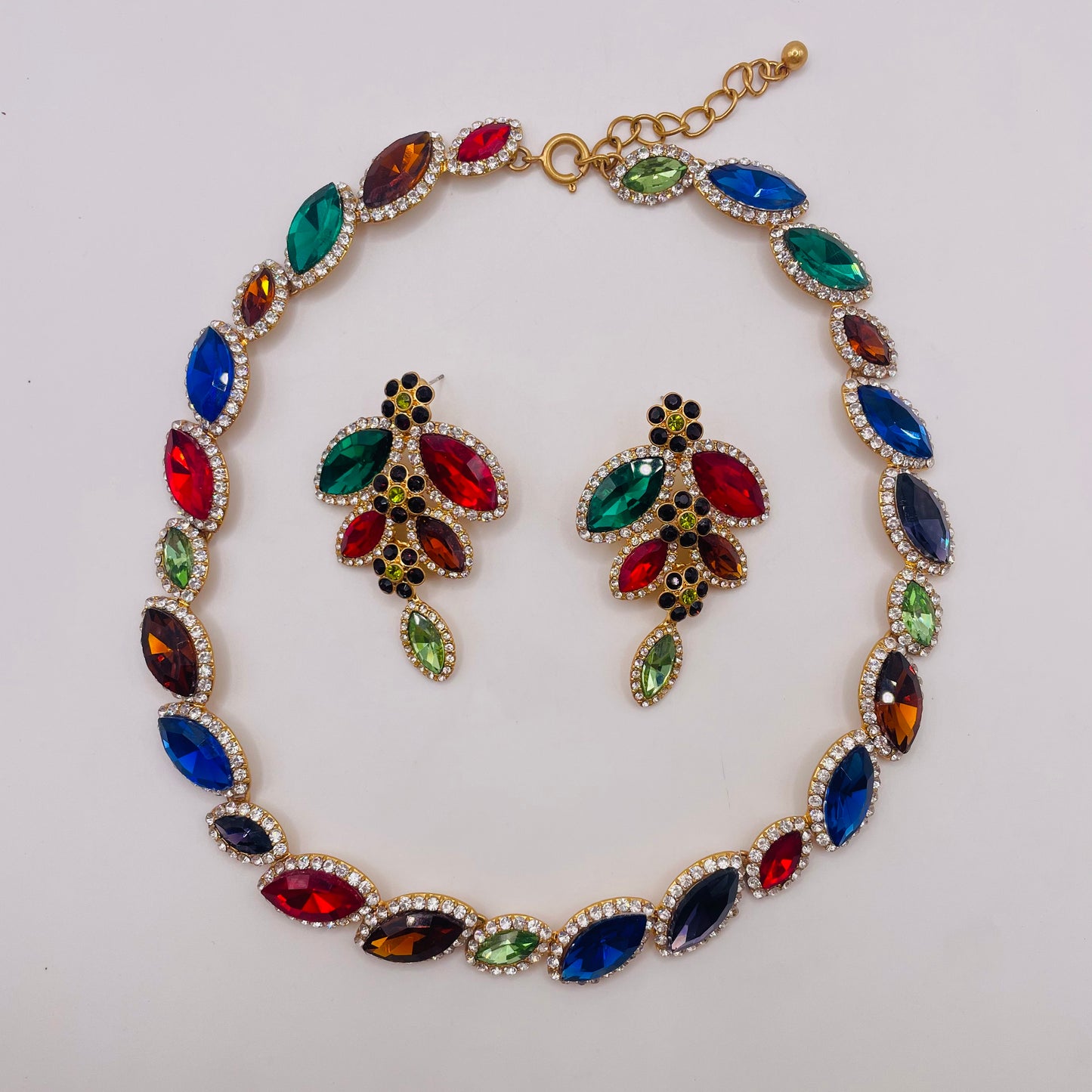 JI JOYA VENTA AL POR MAYOR,Las piedras preciosas de colores combinadas con pequeños collares de diamantes son imprescindibles para las fiestas.