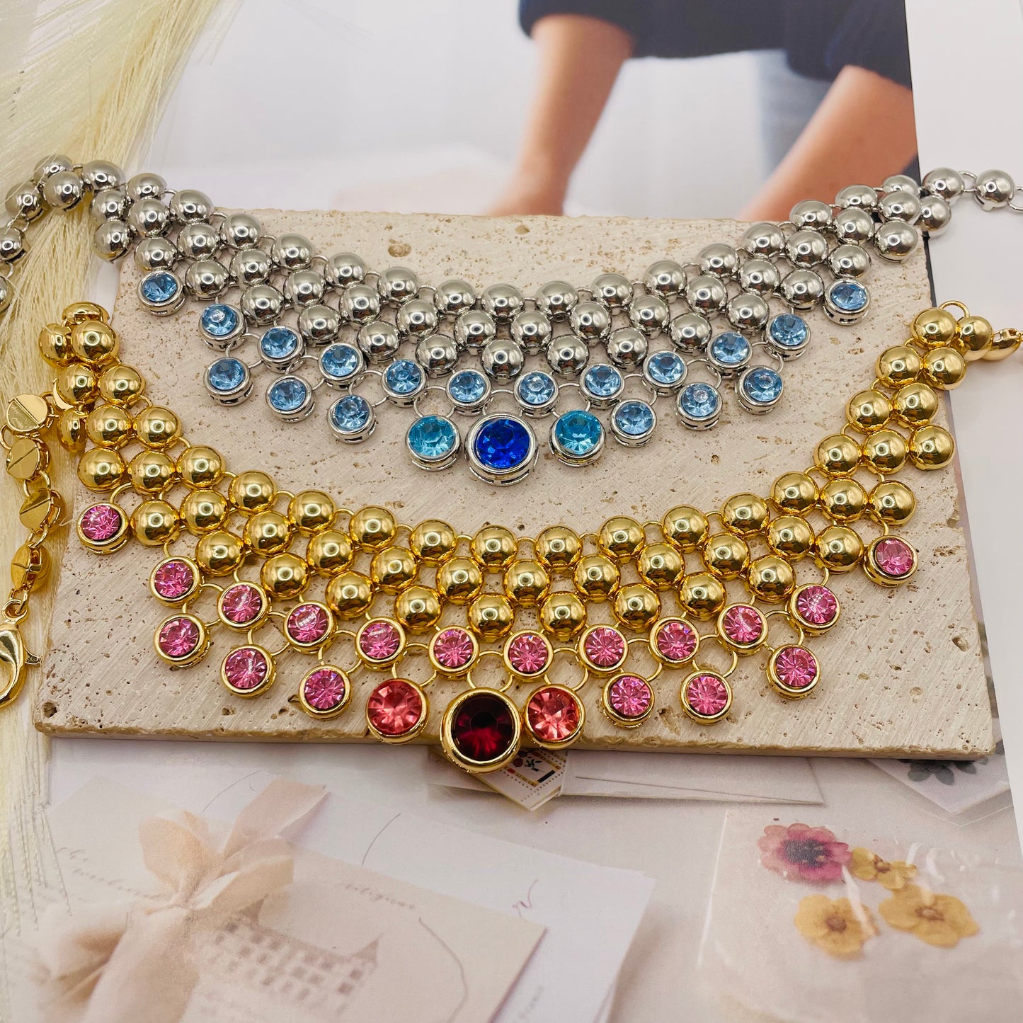 JI JOYA VENTA AL POR MAYOR,Un collar sencillo que combina metal y piedras preciosas.