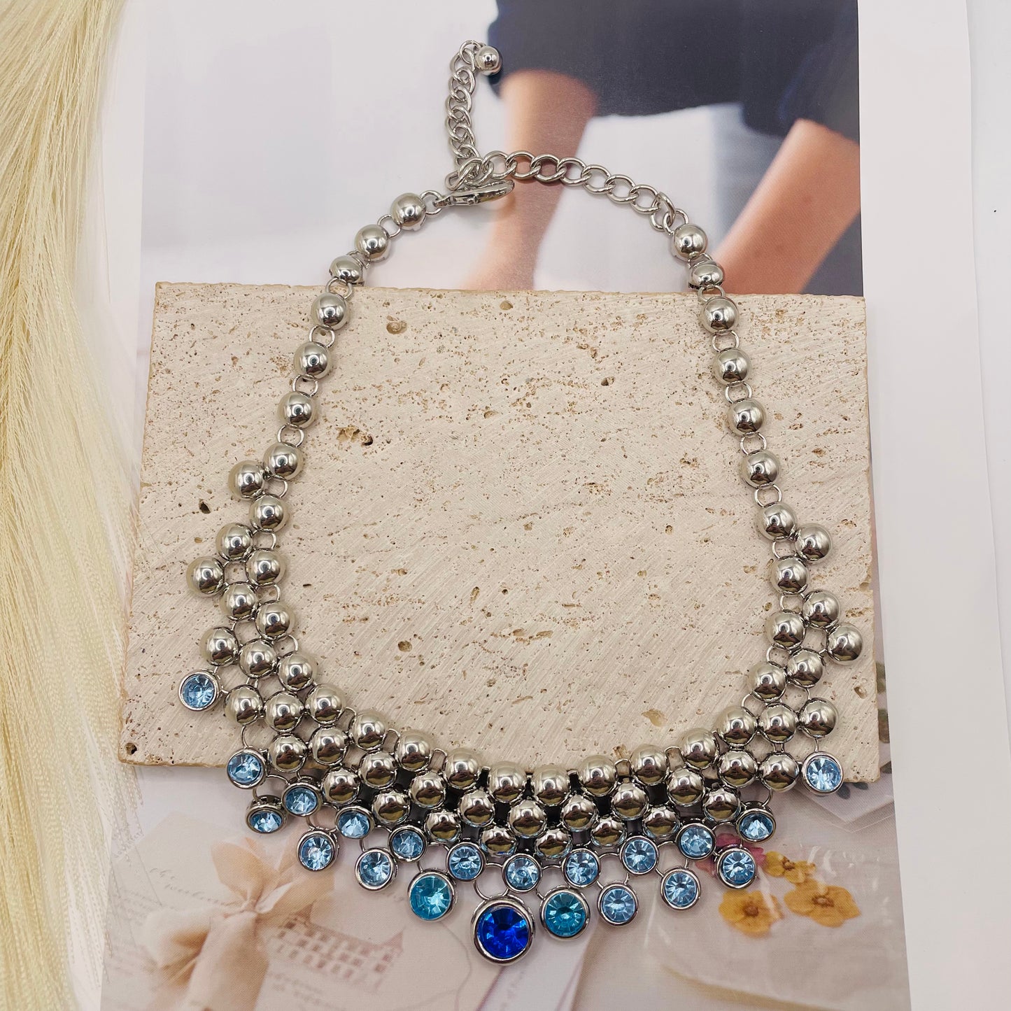 JI JOYA VENTA AL POR MAYOR,Un collar sencillo que combina metal y piedras preciosas.