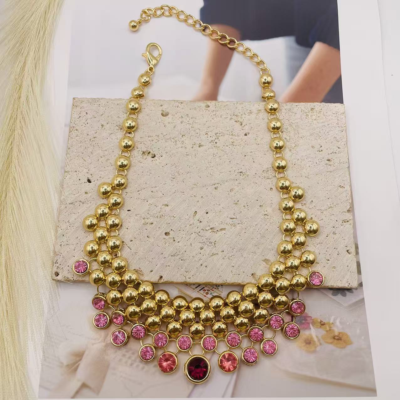 JI JOYA VENTA AL POR MAYOR,Un collar sencillo que combina metal y piedras preciosas.