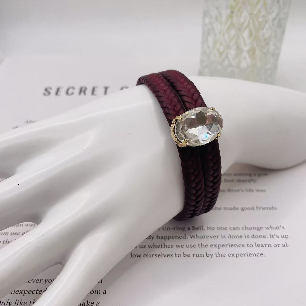 JI JOYA VENTA AL POR MAYOR,Llevando una pulsera trenzada de diamantes