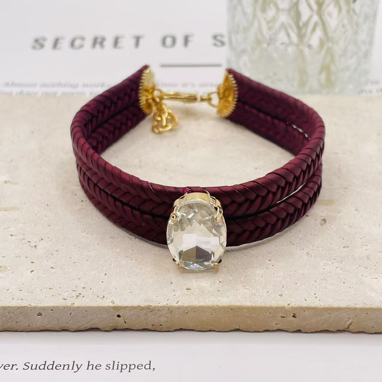JI JOYA VENTA AL POR MAYOR,Llevando una pulsera trenzada de diamantes