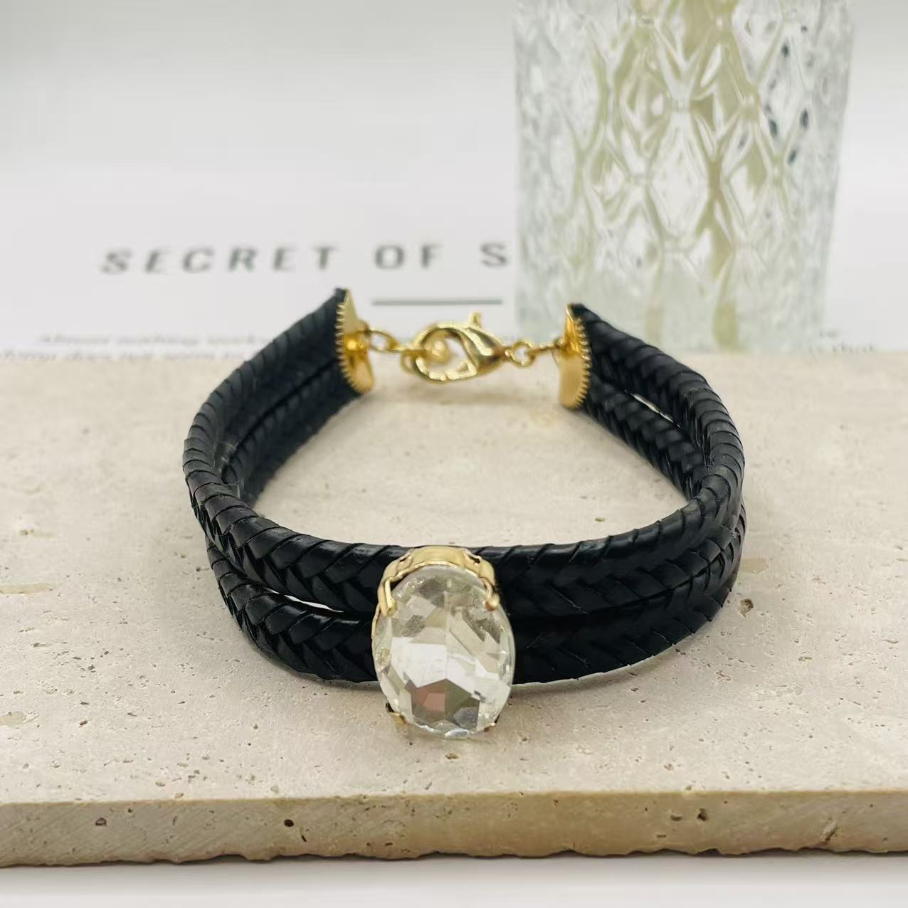JI JOYA VENTA AL POR MAYOR,Llevando una pulsera trenzada de diamantes