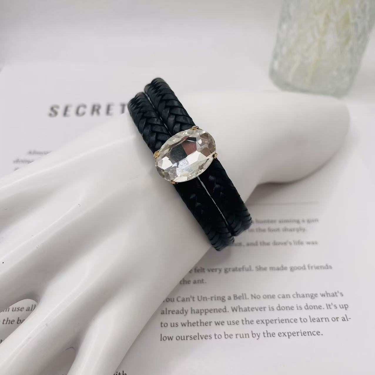 JI JOYA VENTA AL POR MAYOR,Llevando una pulsera trenzada de diamantes